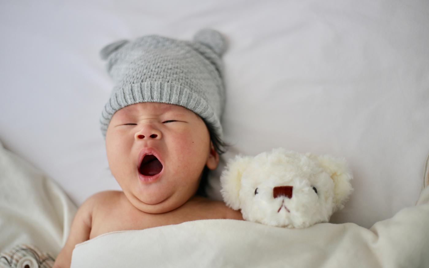 baby's gray knit hat by Minnie Zhou courtesy of Unsplash.