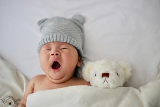 baby's gray knit hat by Minnie Zhou courtesy of Unsplash.