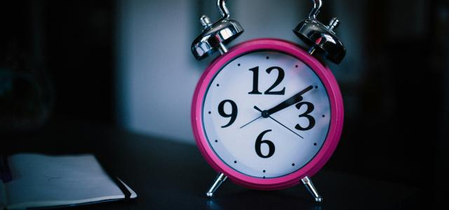 pink bell alarm clock showing 2:10 by Mpho Mojapelo courtesy of Unsplash.